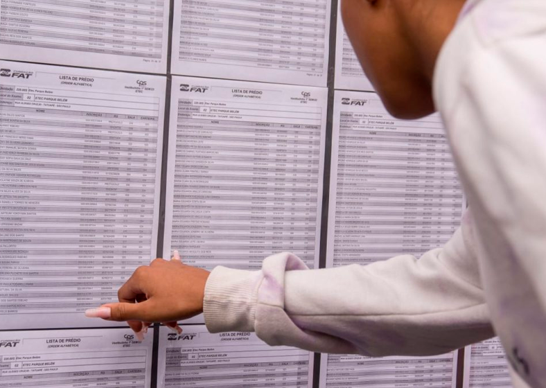 É recomendável que o candidato chegue ao local com uma hora de antecedência, para localizar sala e carteira