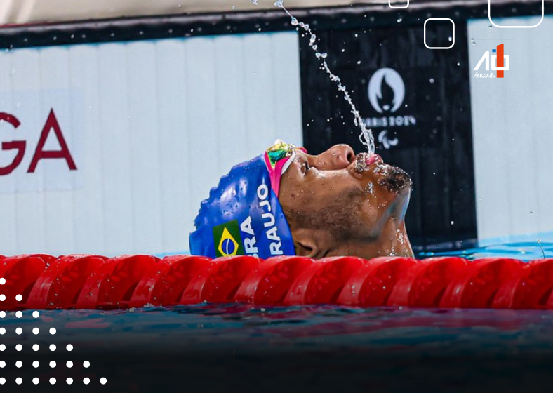 Gabrielzinho vibra, ainda na piscina, depois da conquista do primeiro ouro da natação brasileira, em Paris. Foto: Wander Roberto/CPB 