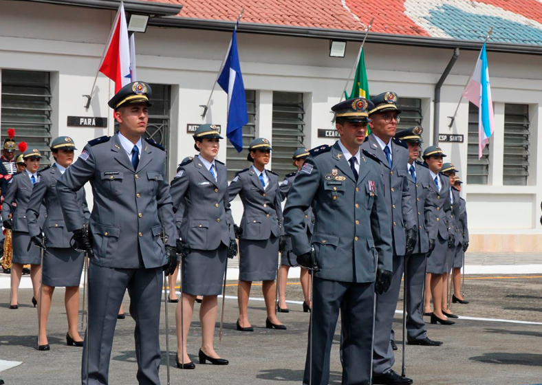 Alunos-oficiais da Polícia Militar