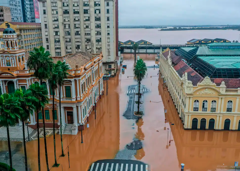 A Latam informou que os voos com destino a Porto Alegre e da capital gaúcha para outras localidades estão cancelados até o meio-dia deste sábado (4)