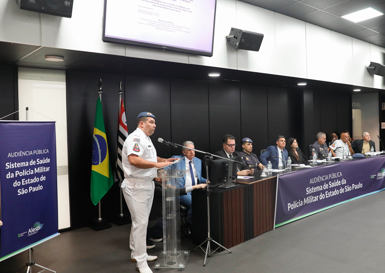 A mesa do evento contou com a participação de várias personalidades