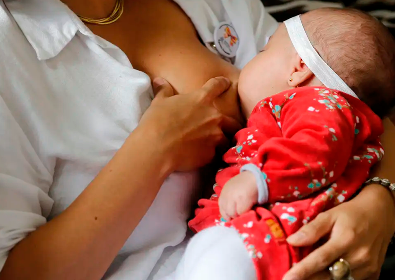 Além de contribuir para o desenvolvimento do vínculo afetivo entre mãe e filho, amamentar gera diversos benefícios para a saúde infantil e materna