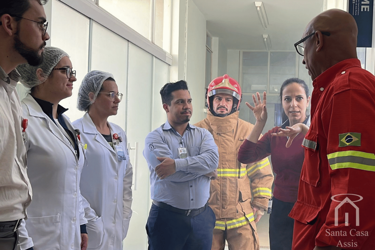 Fumaça artificial e vítima simulada fazem parte de treinamento de segurança no AME Assis