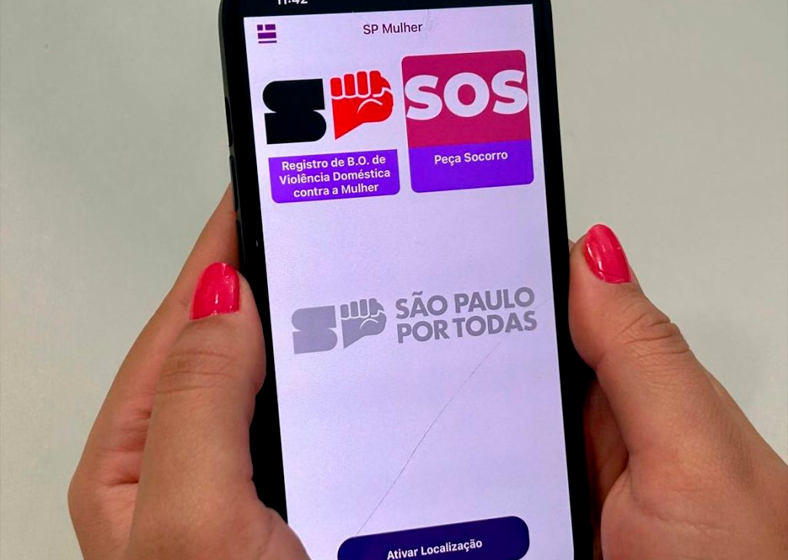 No novo app, o cadastro é feito pelo login nacional Gov.br, que importa automaticamente os dados da vítima e disponibiliza o botão do pânico