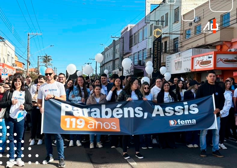 A população de Assis prestigiou o desfile em massa, ocupando todas as quadras da avenida