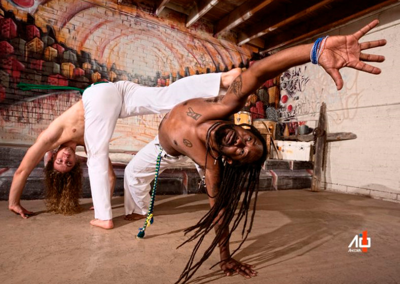 Os grupos de capoeira de Assis estarão presentes, mostrando suas habilidades em movimentos acrobáticos e golpes de capoeira