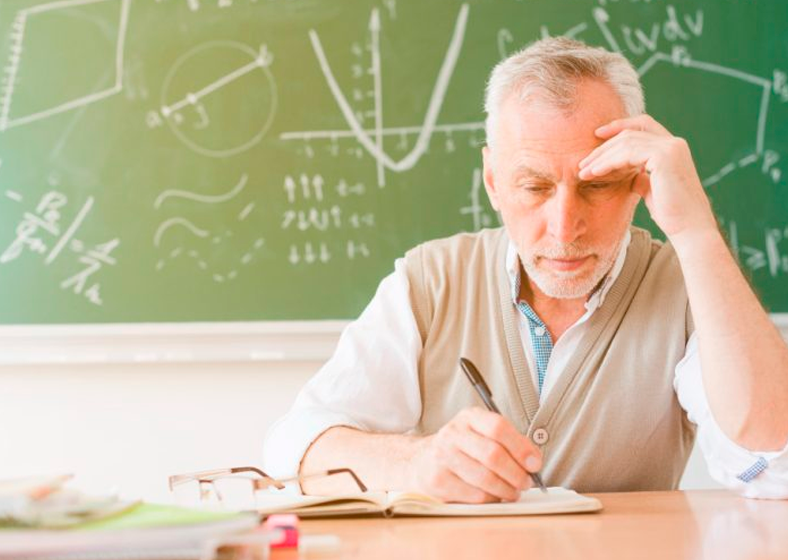 Um grupo de professores participa de uma sessão de exercícios ao ar livre em Presidente Prudente, destacando a importância da atividade física para a saúde mental e qualidade de vida