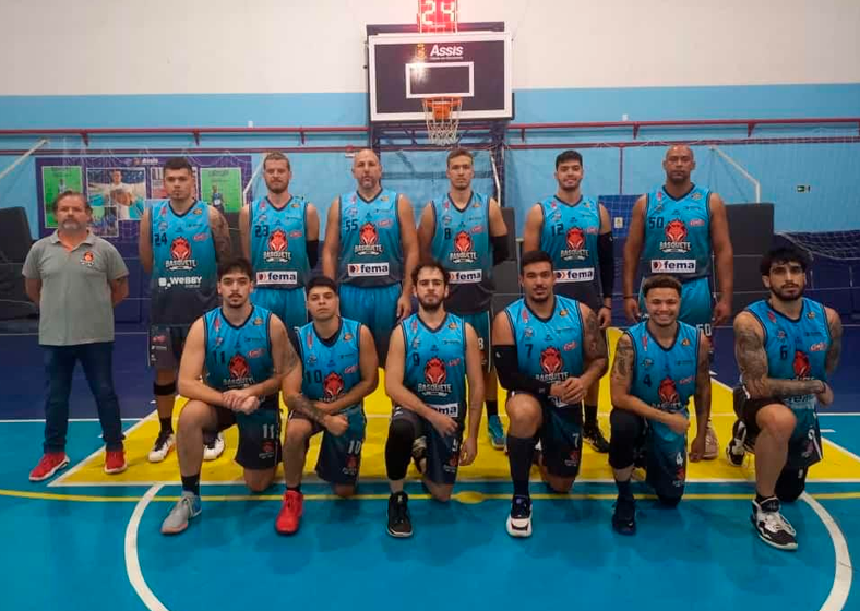 Loroh Jr., destaque do time de basquete masculino de Assis, conduz a equipe à vitória na LBC com 27 pontos