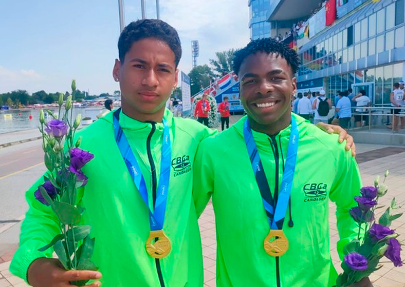 Lucas Santos e Mateus Nunes conquistaram a medalha de ouro na prova do C2 500m | Foto: Canoagem Brasileira