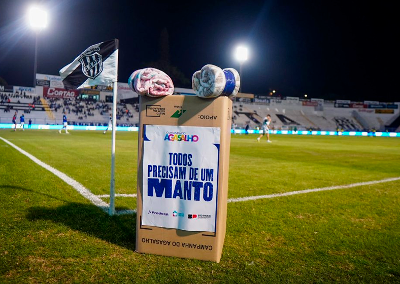 Ação da Campanha do Agasalho também foi realizada no estádio Moisés Lucarelli, em Campinas, no embate entre Ponte Preta e Mirassol