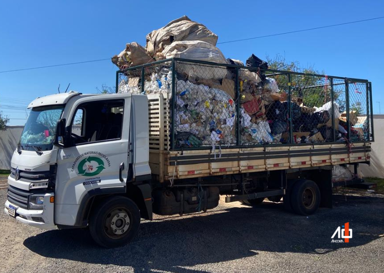 É importante garantir que a água não se acumule nos materiais recicláveis, prevenindo focos de dengue e outras doenças