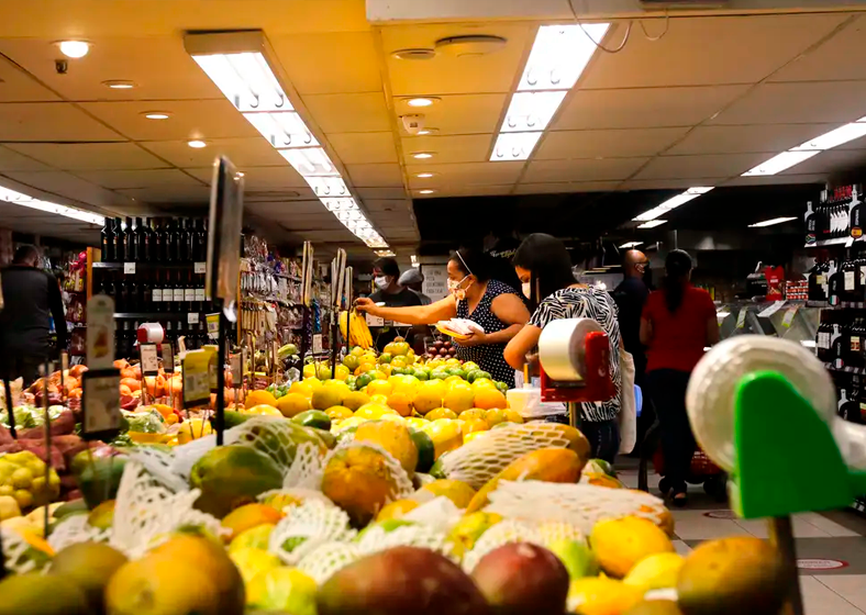 Cinco das oito atividades pesquisadas ficaram no campo positivo em maio. 