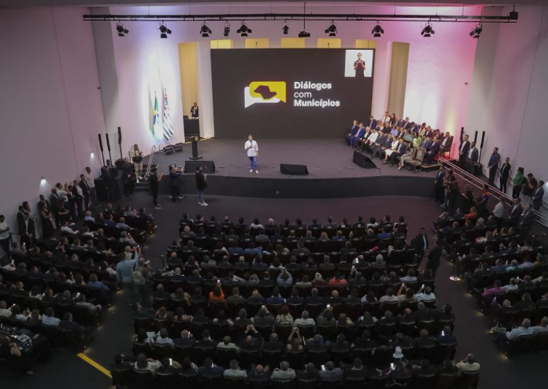 Governo de São Paulo apresenta programas às prefeituras municipais. 