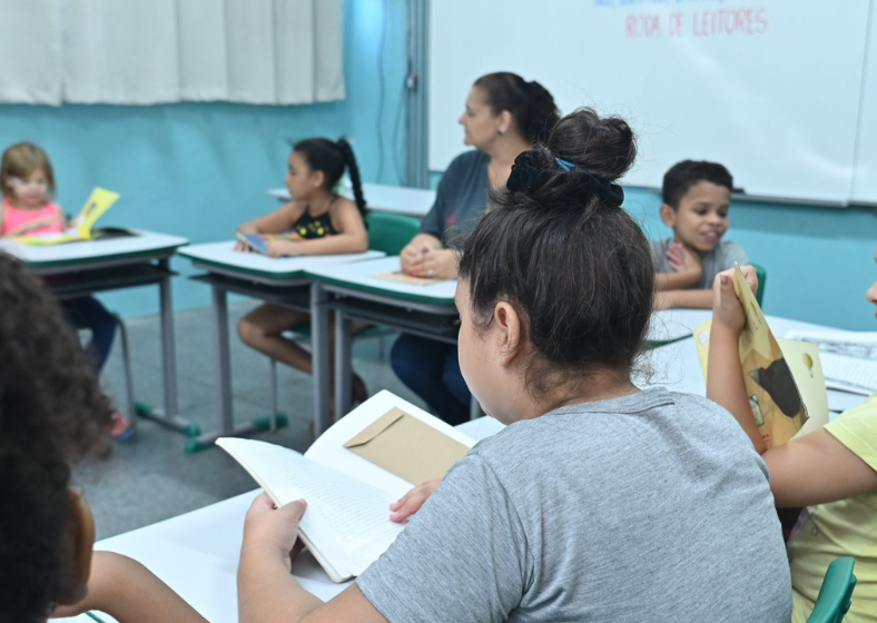 Em escola de Bauru, alunos devem ler livros físicos, disponíveis dentro de cada sala de aula, e também na plataforma Elefante Letrado
