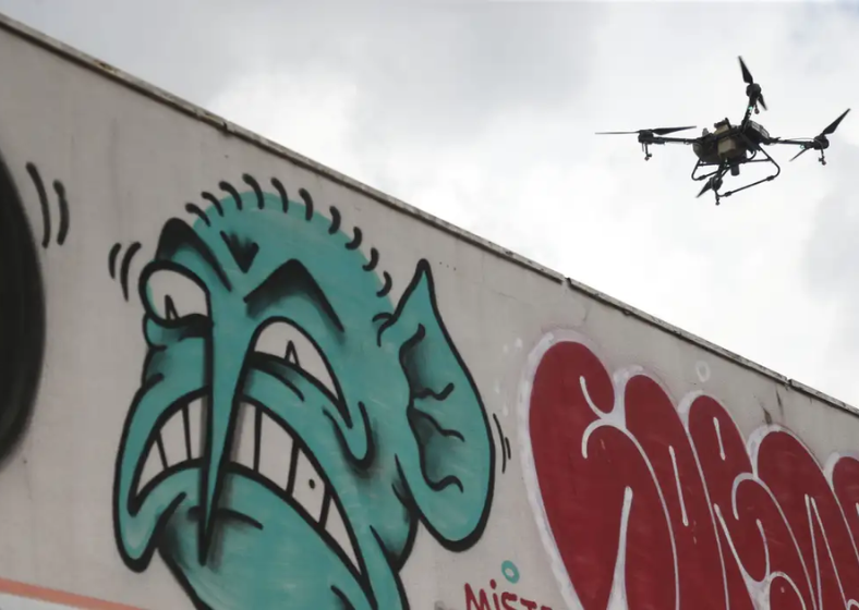 Agentes de saúde da cidade de São Paulo em ação com drone em prédios abandonados para combater focos do mosquito transmissor.