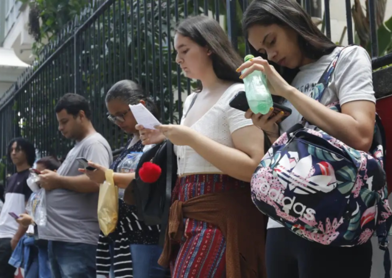 Os dados comprovam que a maioria desses jovens está longe de estar ociosa, enfrentando, na verdade, um mercado de trabalho com alta rotatividade, postos de trabalho precários e poucas oportunidades de qualificação.