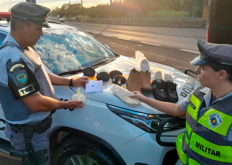 Durante a fiscalização, o comportamento nervoso de três passageiras chamou a atenção dos oficiais