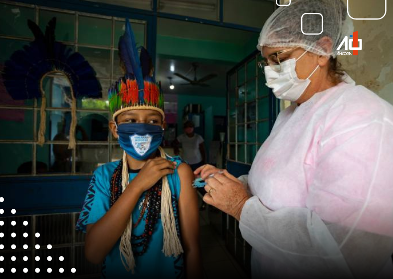 Menino indígena da etnia Kaingang é vacinado