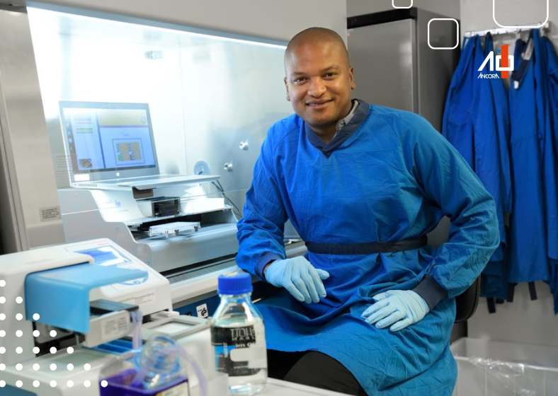 Matheus Henrique Dias, em laboratório da NKI: potencial novo tratamento aposta em estressar células tumorais com uma droga e eliminá-las com outra