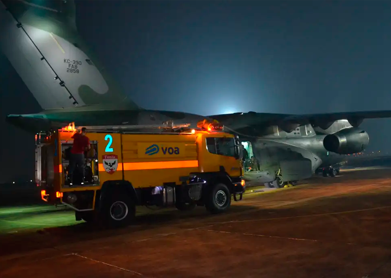 A aeronave é equipada com o Sistema Modular Aerotransportável de Combate a Incêndios