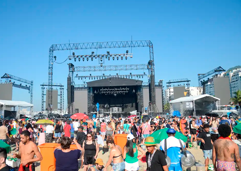 A prefeitura do Rio de Janeiro estima um público de 1,5 milhão na noite deste sábado, em Copacabana