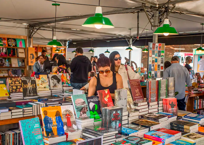 Com programação gratuita e ao ar livre, Feira do Livro agita SP  