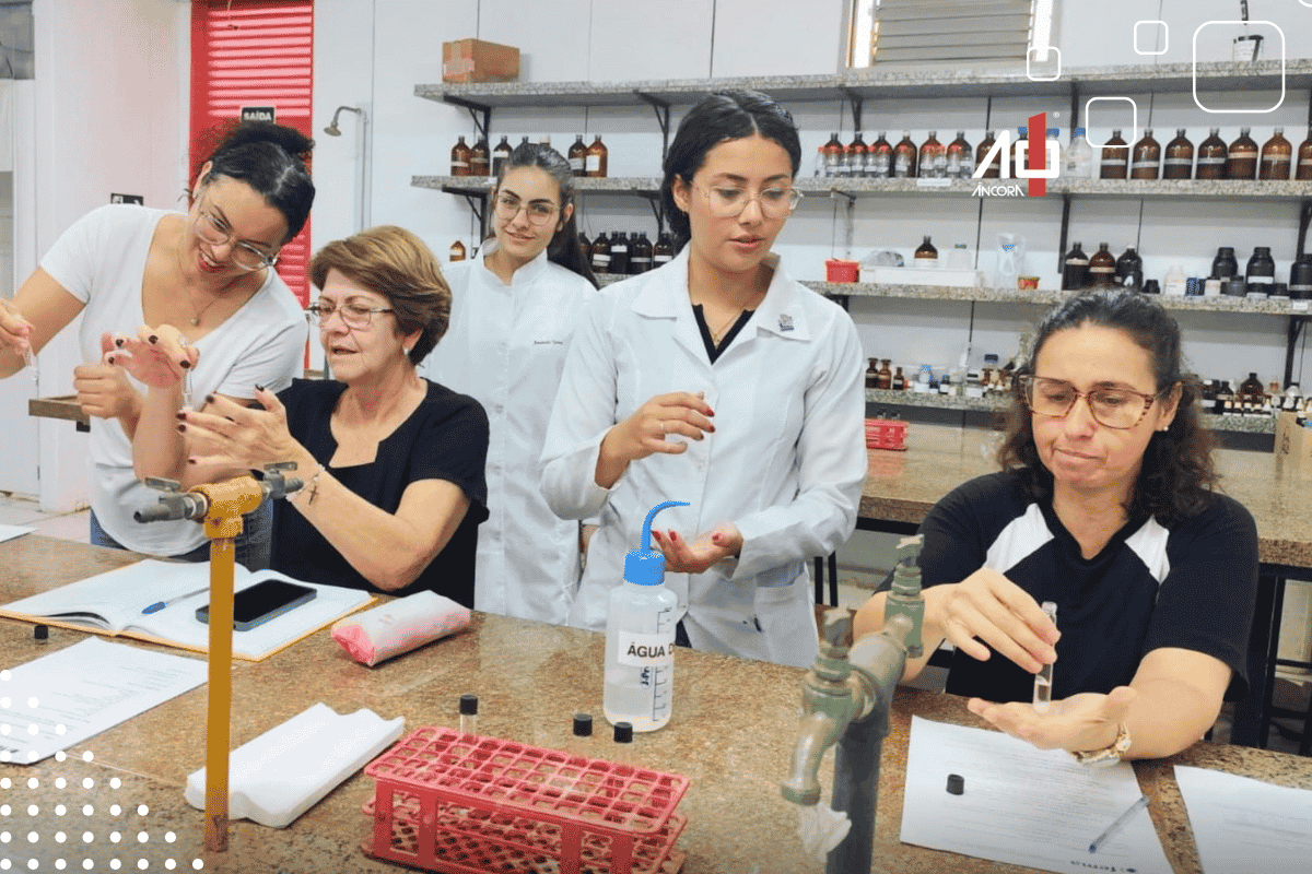 Professores de Assis aprendem a transformar kits de ciências em experiências práticas com apoio da FEMA
