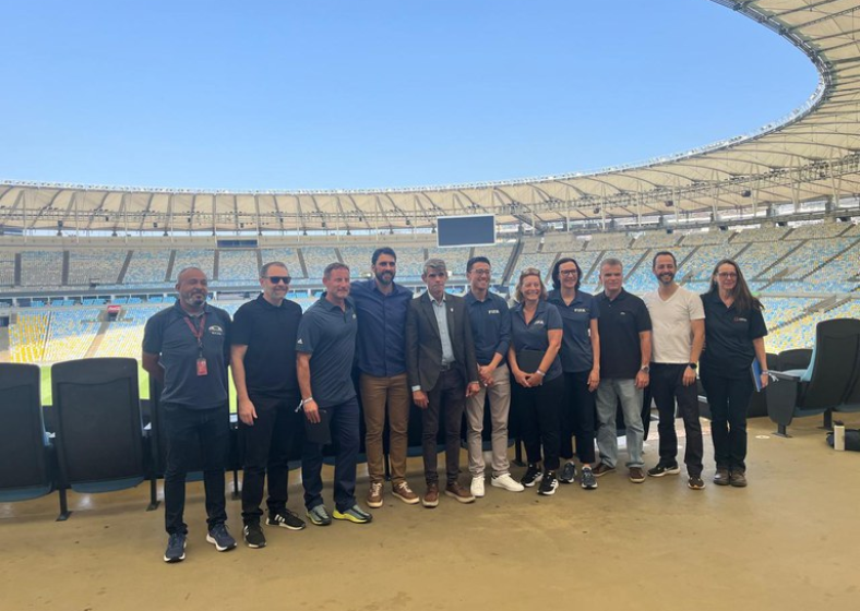 Secretário de Futebol e Defesa dos Direitos do Torcedor, Athirson Mazzoli, com a equipe da FIFA em inspeção no Maracanã.