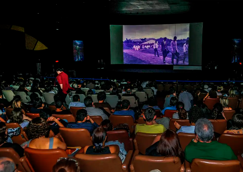 No ano passado, das 415 estreias de longas metragens em cinemas do país