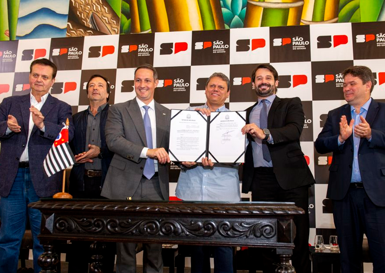 A cerimônia no Palácio dos Bandeirantes teve a participação de secretários estaduais, entre eles Guilherme Piai (Agricultura e Abastecimento), Marcelo Branco (Desenvolvimento Urbano e Habitação) e Guilherme Derrite (Segurança Pública), do presidente da Assembleia Legislativa do Estado de São Paulo, André do Prado, além de parlamentares, gestores dos municípios contemplados, entre outras autoridades