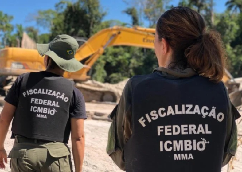 São aceitos diplomas de nível superior em qualquer área de formação. 