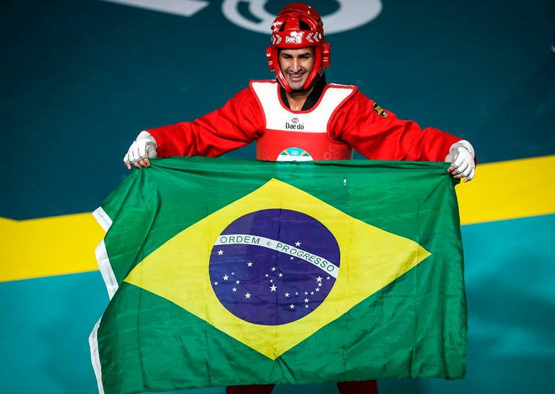 Olimpíadas de Paris começam com forte presença de atletas militares brasileiros e grandes expectativas. Imagem: Jogos Pan-americanos Santiago 2023 - Taekwondo - Disputa por Equipes - Masculino - Na foto, Edival Marques | Foto: Gaspar Nóbrega/COB 