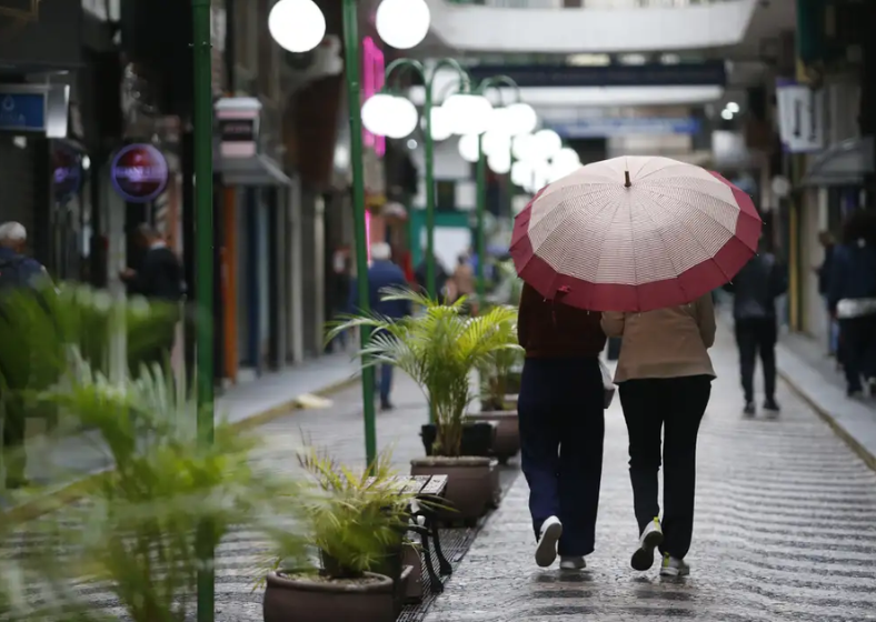 Para o mês de outubro, a previsão do Inmet é quantidade de chuvas acima da média em grande parte da Região Sul, Mato Grosso do Sul, São Paulo e sul do Rio de Janeiro e de Minas Gerais e deve haver volta gradual das chuvas para a parte central do país na segunda quinzena.