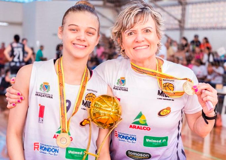 Vera e Valentina com os prêmios do campeonato estadual 