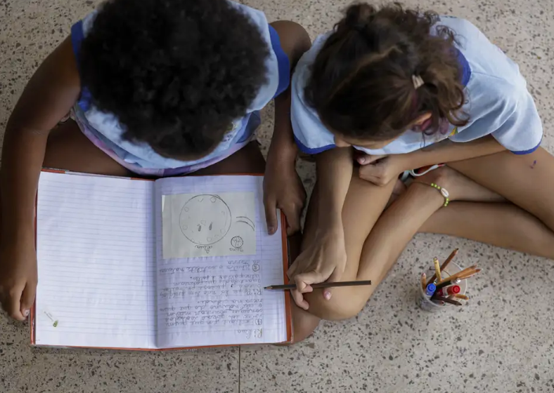 No levantamento sobre clima escolar, o estudo mostrou que a sensação de acolhimento dos alunos nas escolas vai diminuindo conforme avançam as etapas de ensino.