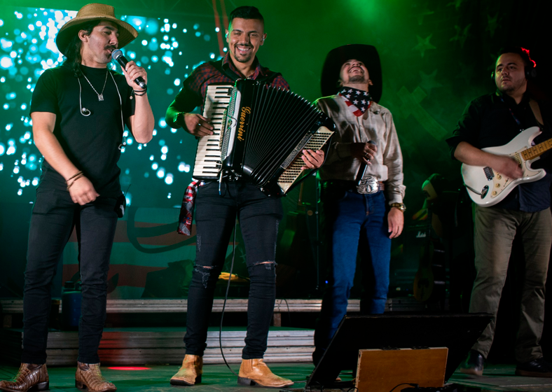 As comemorações começaram na sexta-feira, 3 de maio, com a performance da dupla sertaneja Pedro Sanchez e Thiago