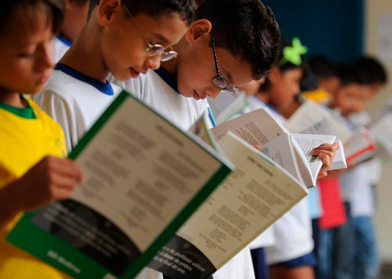 O objetivo é garantir que os conteúdos utilizados nas escolas estejam alinhados com as diretrizes de inclusão e respeito às diversas culturas que compõem o Brasil