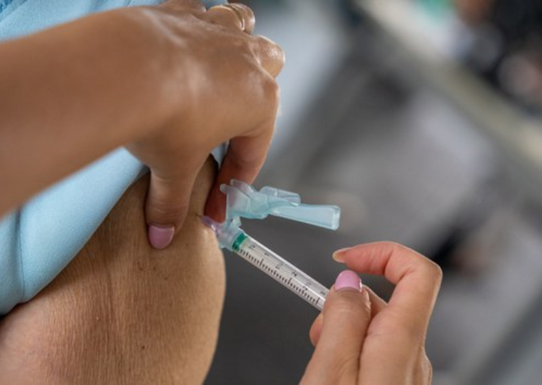 O Ministério da Saúde reforça a importância da vacinação contra influenza e contra a Covid-19, especialmente para os idosos. 