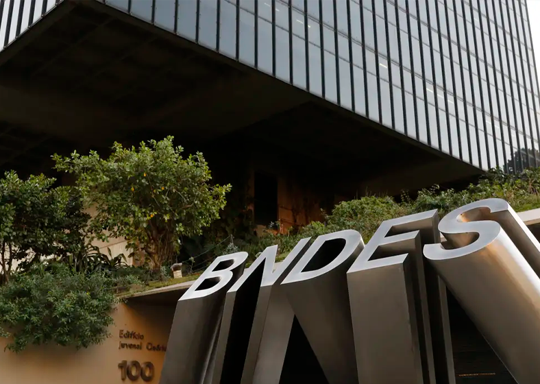 A LCD poderá ser emitida pelo BNDES e pelos demais bancos de desenvolvimento autorizados a funcionar pelo Banco Central