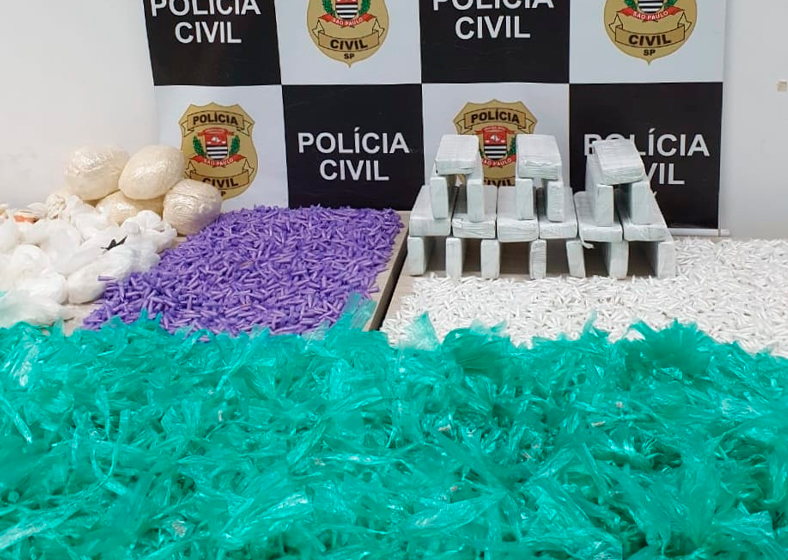 Foram apreendidos mais de 10 mil pinos de cocaína, 8 mil porções e 22 tijolos de maconha e 5,7 mil pedras de crack