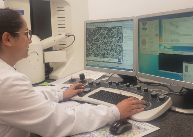 Sales no laboratório da Faculdade de Odontologia da Universidade de Birmingham, onde realizou estágio com financiamento da FAPESP. 