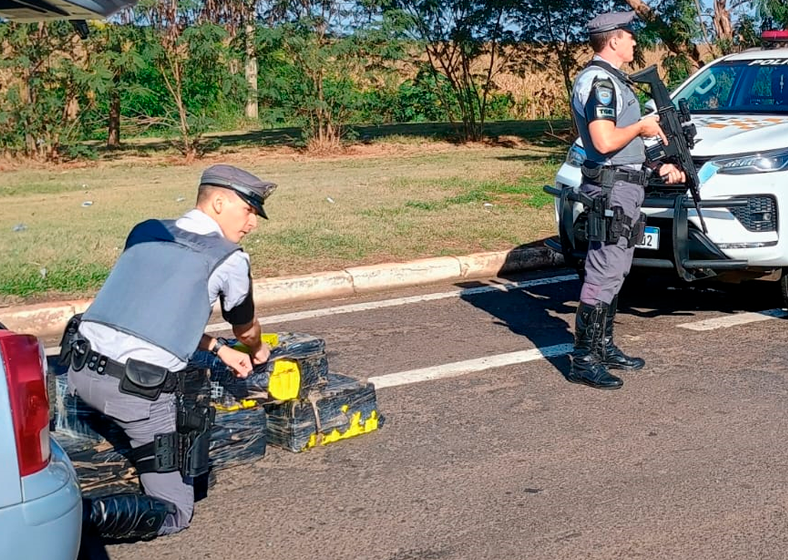 Polícia Rodoviária intercepta 107 kg de maconha em veículo na SP-270