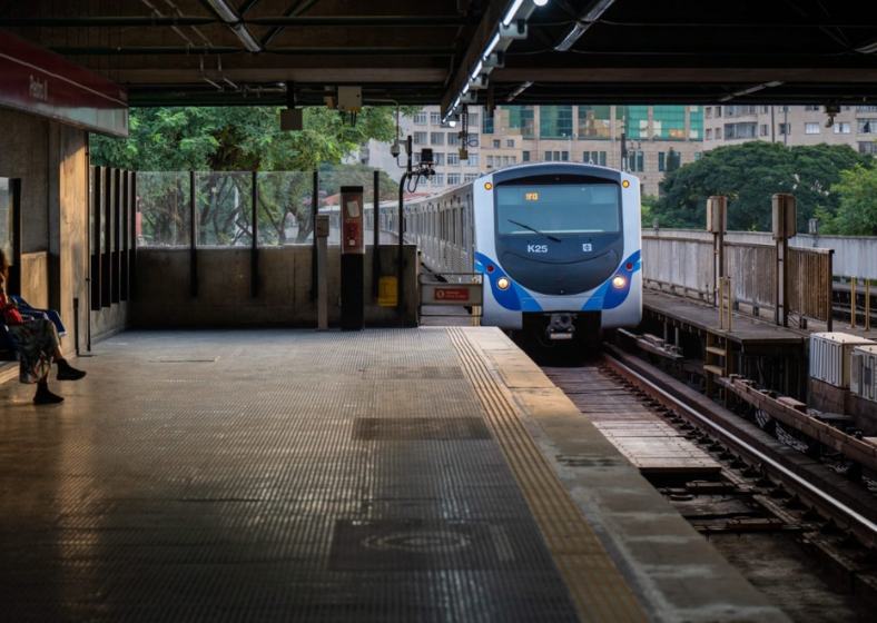 As estações subterrâneas e os túneis são equipados com sistemas de ventilação que desempenham um papel crucial na manutenção da qualidade do ar. 