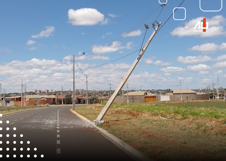 Poste de iluminação na Avenida da Integração flagrado por uma leitora na manhã desta terça-feira (17)