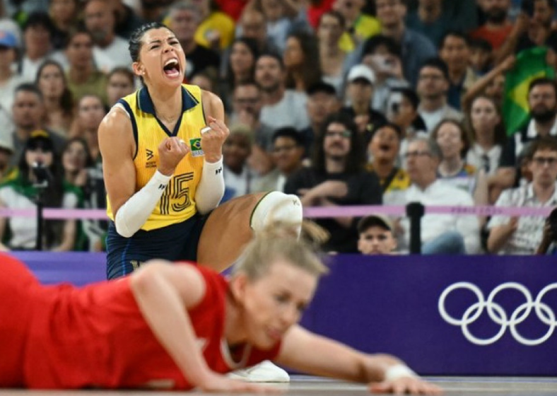 Brasil celebra conquista de medalhas em finais simultâneas no futebol e vôlei femininos