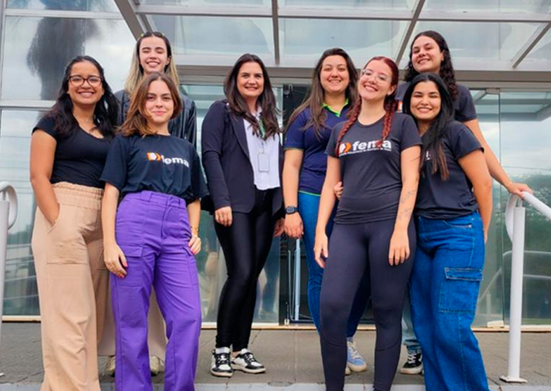 Unidade de Assis é destaque no Sebrae com mais de 19 mil atendimentos em 2024 | Legenda foto: Equipe Sebrae Aqui Assis: da esquerda para a direita, Gabriely Prado, Fernanda Pereira, Ana Beatriz Silva, Daniela Bertoli, Emanuella Cherry, Ana Clara Furlan, Ellen Guedes e Apsara Alevato - Divulgação/Redes Sociais
