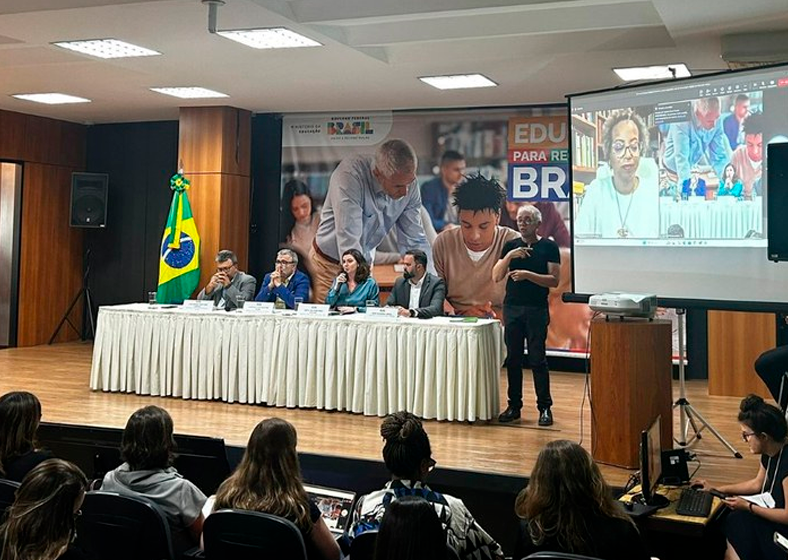 O anúncio de novas turmas para os cursos da Coletânea de Educação Midiática de cursos autoinstrucionais ocorreu durante o Seminário “Saberes Digitais Docentes: potencializando o uso de tecnologias digitais na educação básica”, realizado na última quinta-feira (29) no auditório do MEC