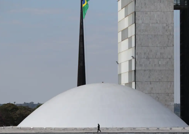 A expectativa dos legisladores é viabilizar, em escala cada vez maior, a adoção de transportes urbanos e rodoviários movidos à base de energias renováveis. 