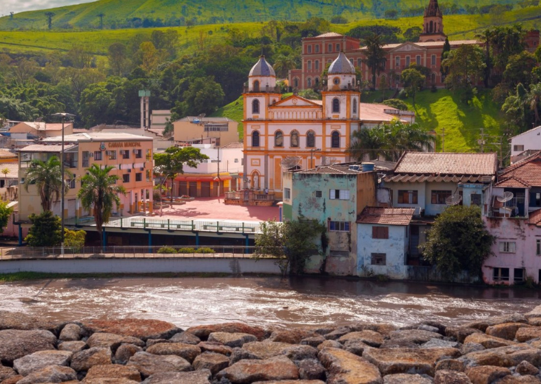 Pirapora do Bom Jesus está encravada em um vale, entre grandes elevações da Serra do Ivoturuna.