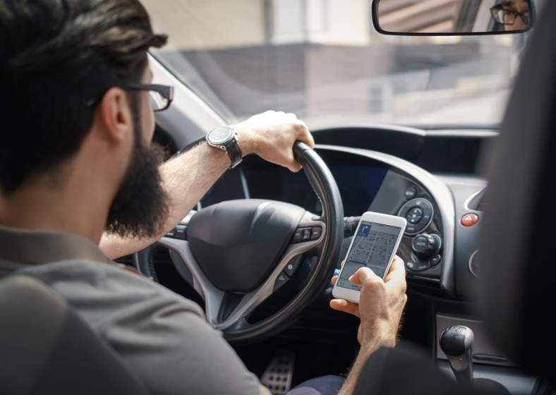 Quando um condutor dirige utilizando o telefone celular, seus reflexos ficam menos ágeis, o que compromete a capacidade de reação caso algum veículo pare de forma brusca ou apareça algo na via de forma repentina. 